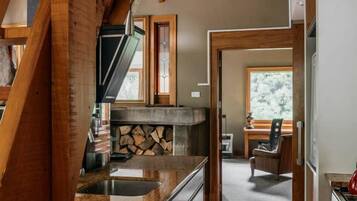 Fridge, oven, stovetop, electric kettle