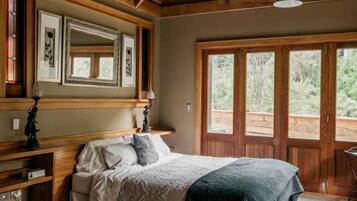 6 bedrooms, desk, iron/ironing board, travel crib