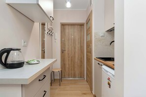 Réfrigérateur, micro-ondes, plaque de cuisson, bouilloire électrique
