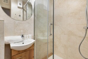 Shower, hair dryer, towels, shampoo - Compact Studio in Sopot | 500 m to the Railway Station (Sopot)
