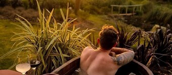 Amazing Renovated Airstream with Hot-Tub Under the Stars in Canterbury