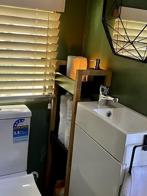 Jetted tub, towels, soap, shampoo
