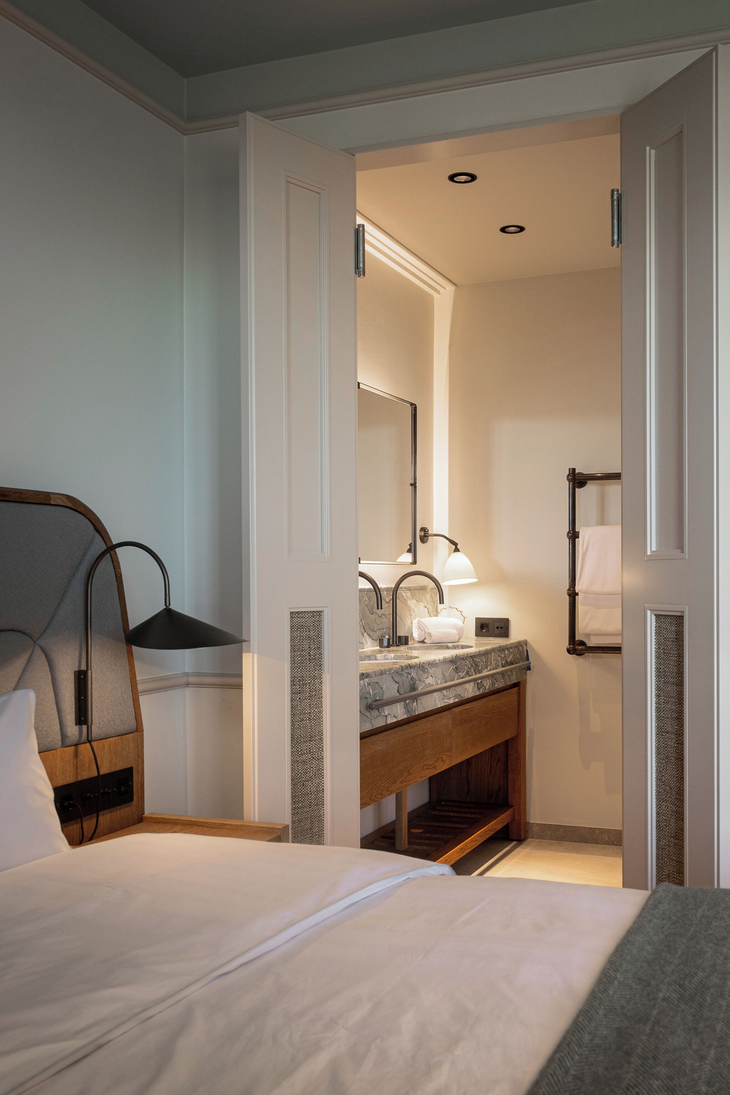 Minibar, brankas, setrika/meja setrika, dan seprai linen