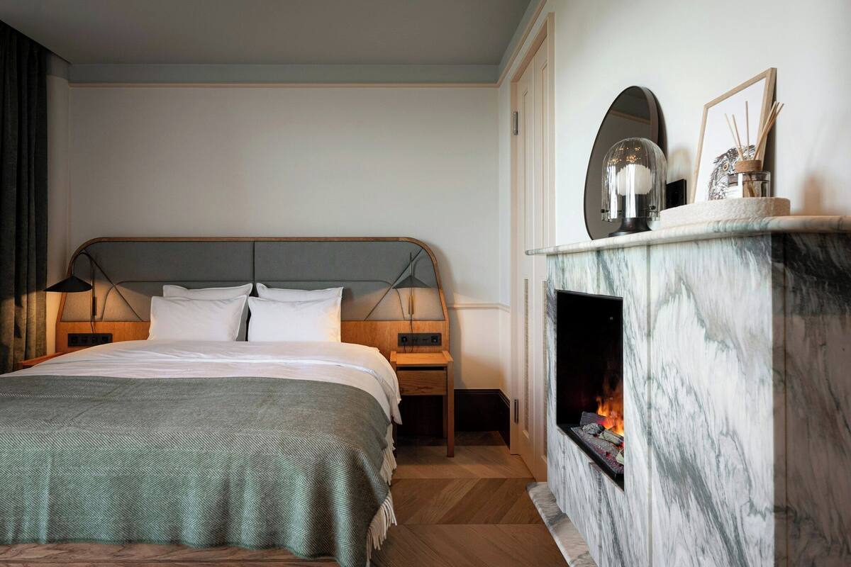 Minibar, in-room safe, iron/ironing board (on request), bed sheets