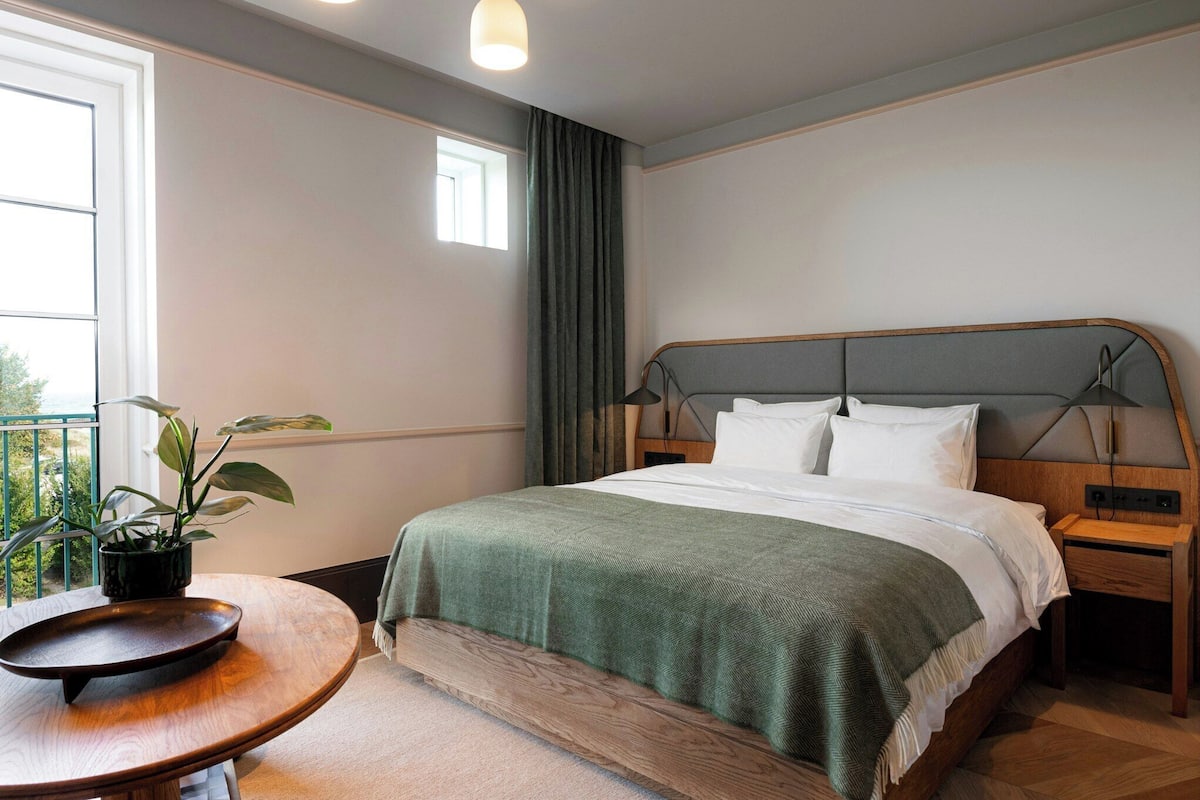 Minibar, in-room safe, iron/ironing board (on request), bed sheets