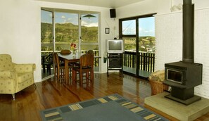 TV, fireplace, DVD player, stereo - Stunning Rental with Water Views in Mokau, North Taranaki, New Zealand (Mokau)