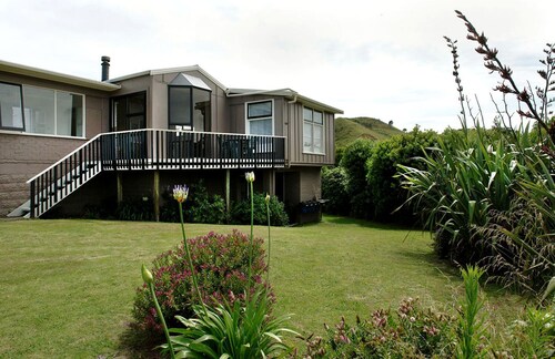 Stunning Rental with Water Views in Mokau, North Taranaki, New Zealand