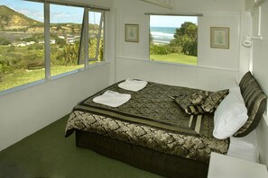 1 bedroom, iron/ironing board, WiFi, bed sheets - Stunning Rental with Water Views in Mokau, North Taranaki, New Zealand (Mokau)
