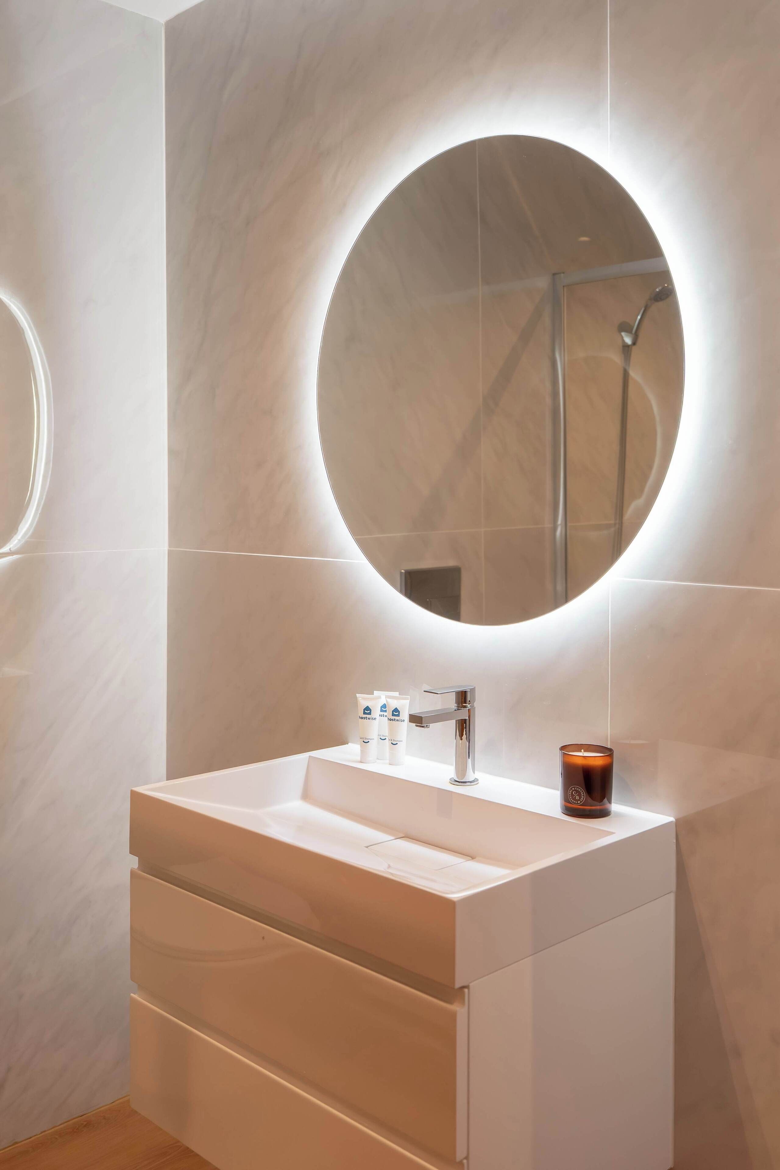 Douche, sèche-cheveux, serviettes fournies, shampoing