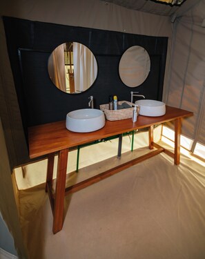 Towels, soap, shampoo, toilet paper - ENTEPESI TENTED CAMP (Maasai Mara)