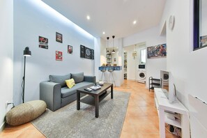 TV - Apartment 'Arkade - Game Room near the Train Station' with Wi-Fi (Mulhouse)