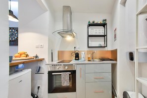 Fridge, microwave, oven, stovetop - Apartment 'Arkade - Game Room near the Train Station' with Wi-Fi (Mulhouse)