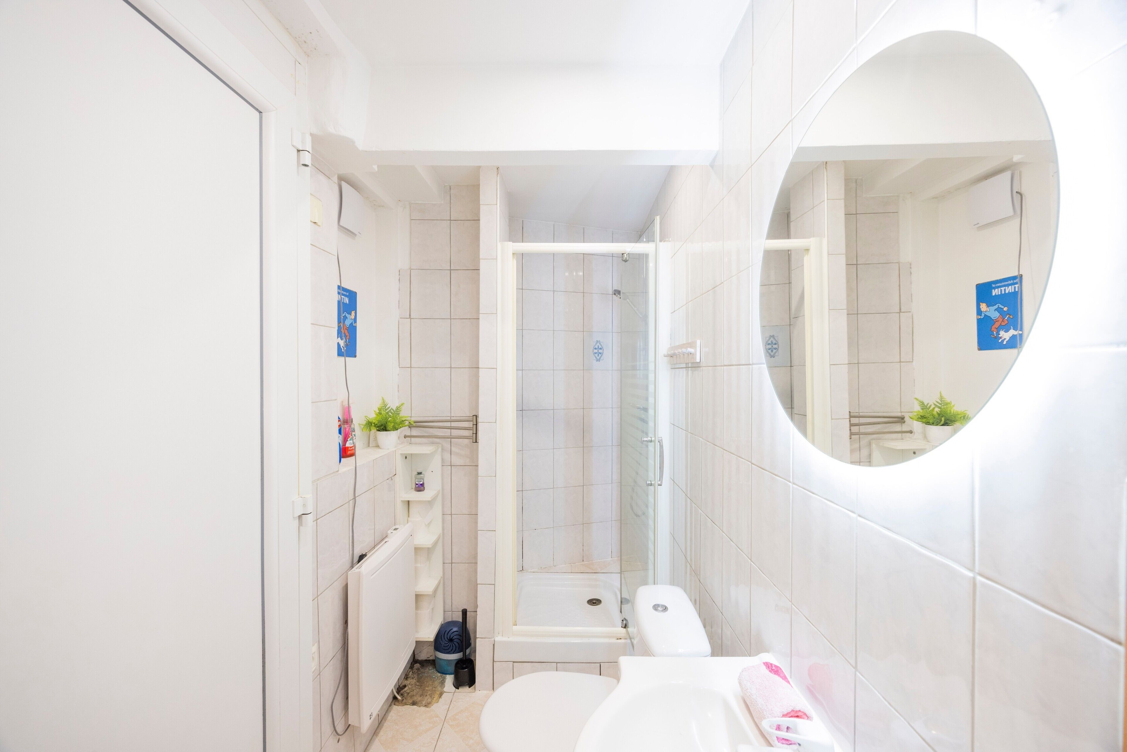 Douche, sèche-cheveux, serviettes fournies