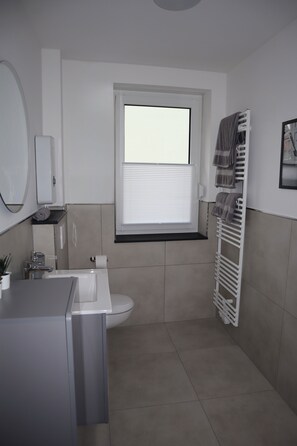 Douche, séchoir à cheveux, serviettes fournies, papier de toilette