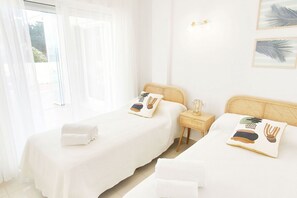 2 habitaciones y tabla de planchar con plancha 