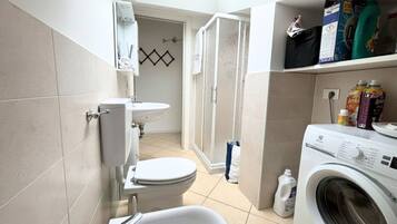 Doccia, bidet, asciugamani