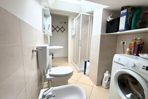 Shower, bidet, towels - CN036 – Cesenatico, comfortable and well-equipped two-bedroom apartment. (Cesenatico)