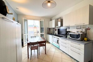 Fridge, dishwasher - CN036 – Cesenatico, comfortable and well-equipped two-bedroom apartment. (Cesenatico)