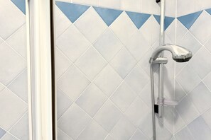 Dusche, Bidet, Handtücher
