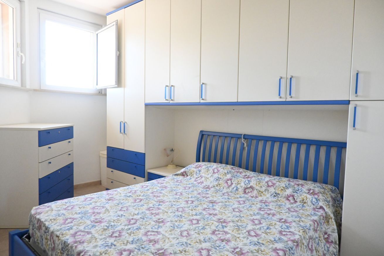 Un dormitorio con cama, cómoda y armario.