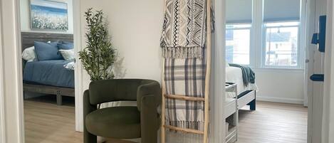3 bedrooms, desk, WiFi, bed sheets