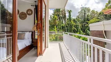 Vil·la superior, balcó, vistes al jardí | Terrassa o pati