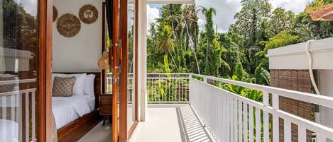 Villa supérieure, balcon, vue sur le jardin | Terrasse/patio