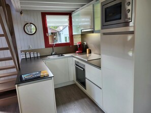 Kylskåp, mikrovågsugn, ugn och spishäll