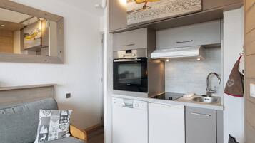 Frigorífico, microondas, horno y placa de cocina