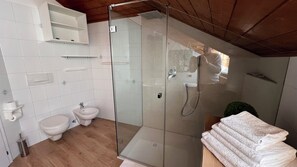 Shower, hair dryer, bidet, towels - Mar Dolomiti Suite by Ca-Sa Check (San Michele)