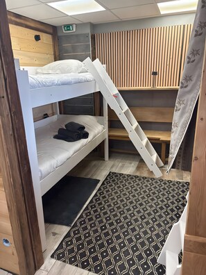 2 室のベッドルーム、WiFi、ベッドシーツ
