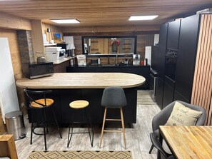 Refrigerador, horno, parrilla de estufa y utensilios de cocina 