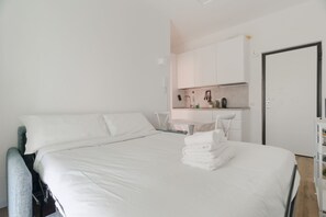2 bedrooms, iron/ironing board - GuestHost - Nice 37m2 apartment, located on the fourth floor of a building WITHOUT a lift (steps to access) and can accommodate up to 4 people.The accommodation is located in a strategic position equipped with the main services: restaurants, bars, superm (Milan)