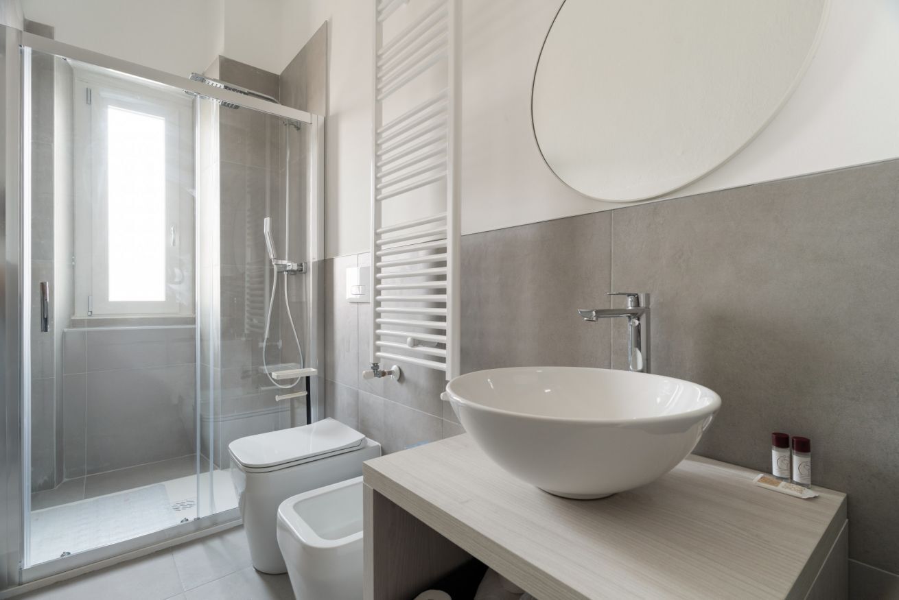 Douche, bidet, serviettes fournies