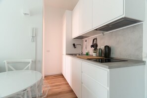 Fridge, microwave - GuestHost - Nice 37m2 apartment, located on the fourth floor of a building WITHOUT a lift (steps to access) and can accommodate up to 4 people.The accommodation is located in a strategic position equipped with the main services: restaurants, bars, superm (Milan)