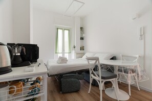 Interior - GuestHost - Nice 37m2 apartment, located on the fourth floor of a building WITHOUT a lift (steps to access) and can accommodate up to 4 people.The accommodation is located in a strategic position equipped with the main services: restaurants, bars, superm (Milan)