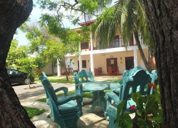 Outdoor dining - Kawakka Yala Home Stay & Hostel (Tissamaharama)