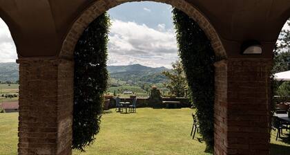 GuestHost - Stunning historic house with pool located in the Alto Monferrato, a UNESCO World Heritage site, with a 2000 sqm garden offering a lovely experience in nature, thanks to the breathtaking 360-degree views of the surrounding hills. Spacious and
