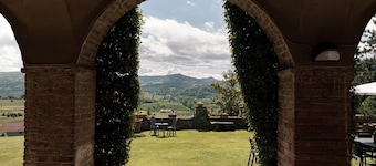 GuestHost - Stunning historic house with pool located in the Alto Monferrato, a UNESCO World Heritage site, with a 2000 sqm garden offering a lovely experience in nature, thanks to the breathtaking 360-degree views of the surrounding hills. Spacious and