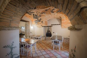 Dining - GuestHost - Stunning historic house with pool located in the Alto Monferrato, a UNESCO World Heritage site, with a 2000 sqm garden offering a lovely experience in nature, thanks to the breathtaking 360-degree views of the surrounding hills. Spacious and  (Monastero Bormida)