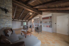 Interior - GuestHost - Stunning historic house with pool located in the Alto Monferrato, a UNESCO World Heritage site, with a 2000 sqm garden offering a lovely experience in nature, thanks to the breathtaking 360-degree views of the surrounding hills. Spacious and  (Monastero Bormida)