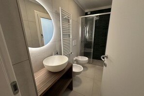 Dusche, Bidet, Handtücher