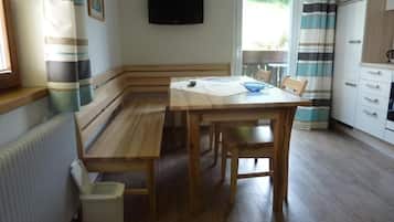 Comfort-Apartment, Balkon, Gartenblick | Speisen