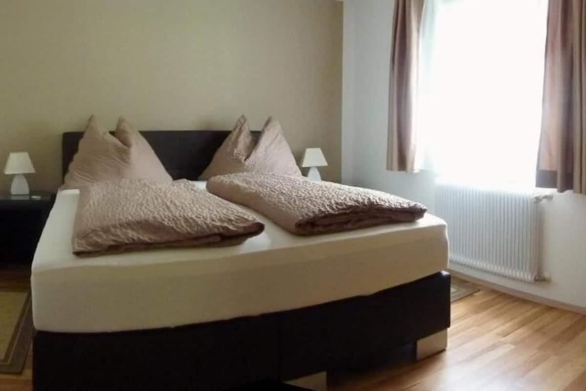 Comfort-lejlighed - balkon - udsigt til have