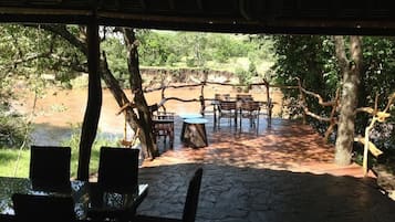 FerienhĂŒtte, Mehrere Betten, Flussblick | Speisen im Freien