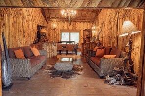 Mökki, useita sänkyjä, jokinäköala | Sisätilat