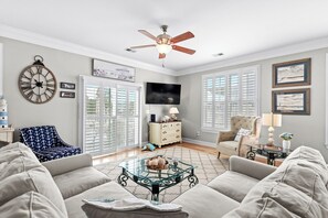 Living area - 3 bedroom 3 bath home on pond. Close to ocean. (North Myrtle Beach)
