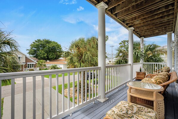 Terrace/patio - 3 bedroom 3 bath home on pond. Close to ocean. (North Myrtle Beach)