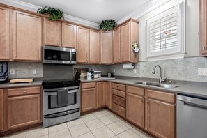 Private kitchen - 3 bedroom 3 bath home on pond. Close to ocean. (North Myrtle Beach)