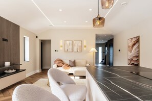 A modern living room with a sofa, chairs, a coffee table, a fireplace, and a large window. - Megan's Hideaway Luxury 4 Bed Retreat (Stourport-on-Severn)